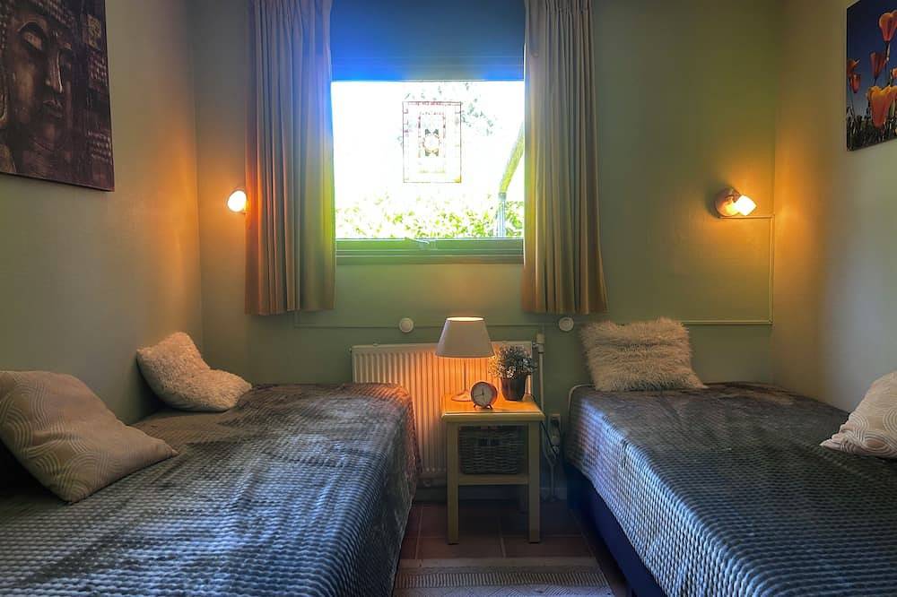 Diese freistehende Waldlodge bietet dir allen Raum und Komfort für einen entspannten Veluwe-Urlaub. Genieße die voll ausgestattete Küche mit Geschirrspüler, das gemütliche Wohnzimmer und deine eigene Terrasse in der waldreichen Umgebung. in Harderwijk, Veluwe