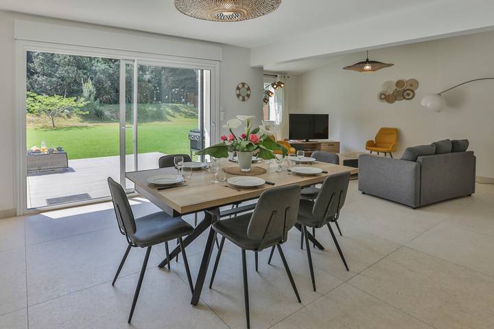 Location de vacances pour 6 personnes, avec piscine ainsi que terrasse et jardin dans Plage De Ragnette - 2