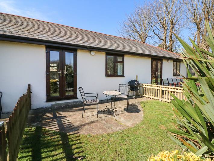 Cottage for 2 people, with pool and garden, with pets in South West England