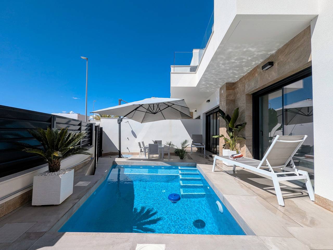 Casa Vacacional 'R-40-C Villa Moderna' con Piscina Privada, Wi-Fi y Aire Acondicionado in Los Montesinos, Costa Blanca