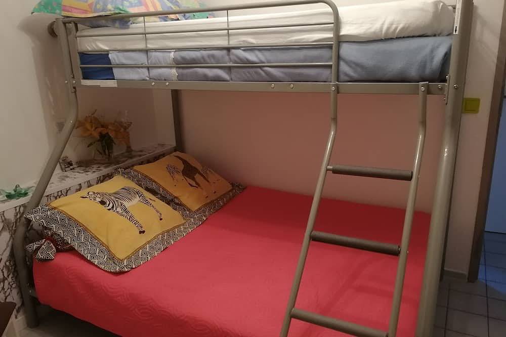 House by the water, large garden Wifi and pool Le Barcarès in Le Barcarès, Côte d'Améthyste