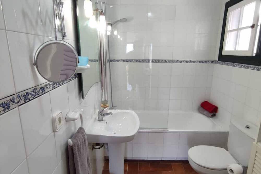 Entire apartment, Menorca, quiet apartment with sea views in Arenal d'en Castell, Es Mercadal