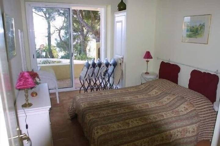 Entire apartment, Large apartment , 1st floor, small garden, beach at 150 m. splendid view in Bandol, Mediterranean Coast (France)