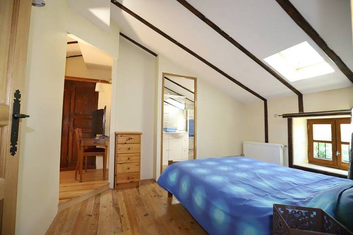 Gîte pour 8 personnes, avec terrasse ainsi que jardin et jacuzzi à Limbrassac - 4