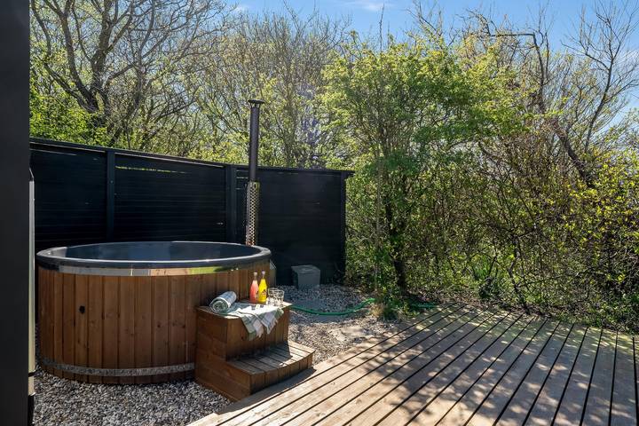 Family-friendly holiday home with large wilderness bath, close to the water. in Kærgården, Limfjord in Nordjütland