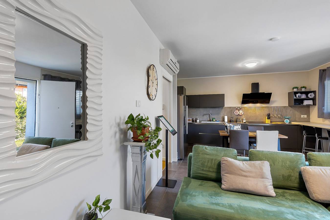 Entire apartment, Peschiera Luxury House Apartment with Private Pool, Wi-Fi, and Air Conditioning in Peschiera del Garda, Garda Mountains