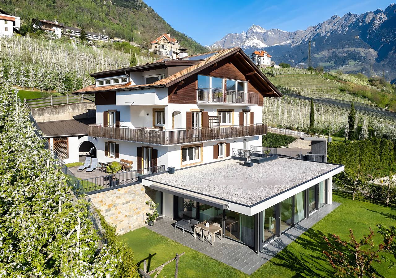 Ganze Wohnung, Ferienwohnung 'Freiblick Groß' mit Bergblick, gemeinsamer Terrasse und Wlan in Marling, Ortleralpen
