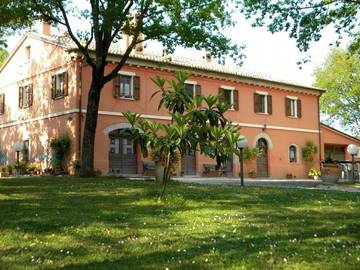 Gîte pour 9 personnes, avec jardin et terrasse à Serrungarina