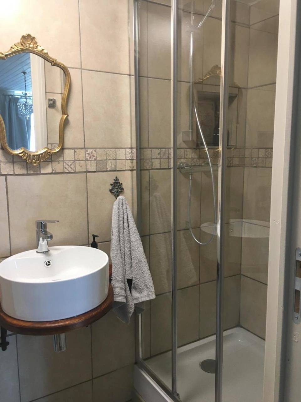 Deluxe Double Room with Shower in Le Vigeant, Vienne (France)