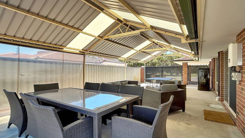 Holiday letting for 11 people in Mandurah
