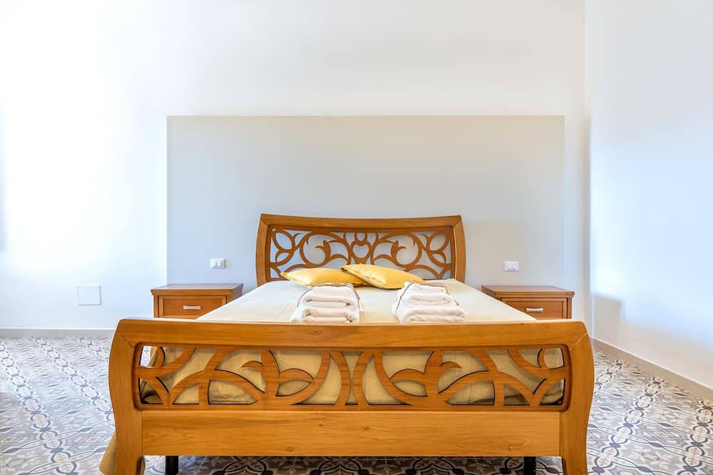 Entire apartment, Room 'Primo Piano - Camera 2' with Private Garden, Wi-Fi and Air Conditioning in Pulsano, Gulf of Taranto