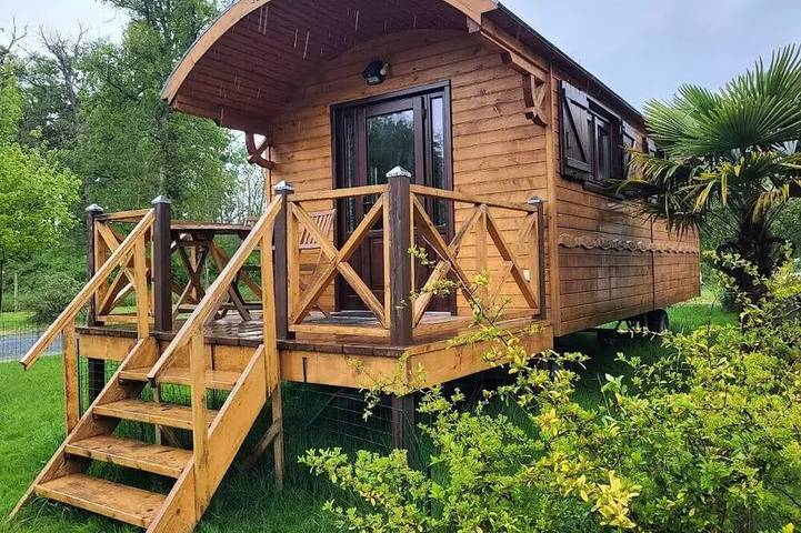 Gîte pour 4 personnes, avec piscine à Chémery