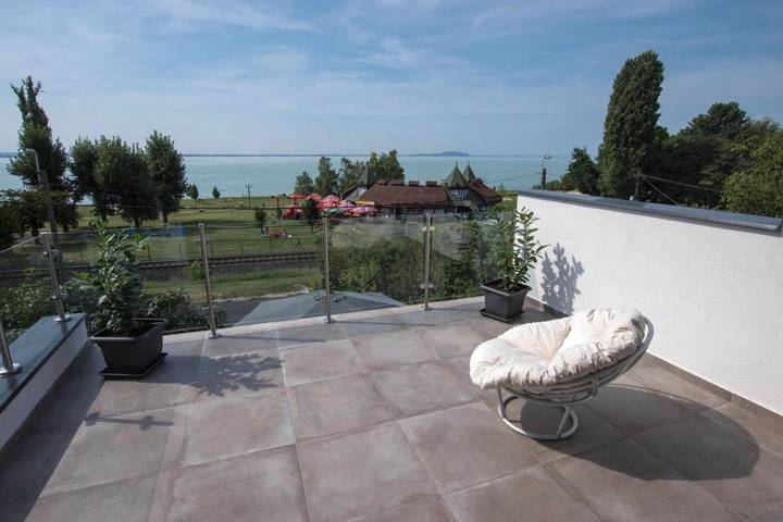 Ferienhaus für 8 Personen, mit Terrasse und Seeblick sowie Garten und Ausblick in Revfülöp - 3