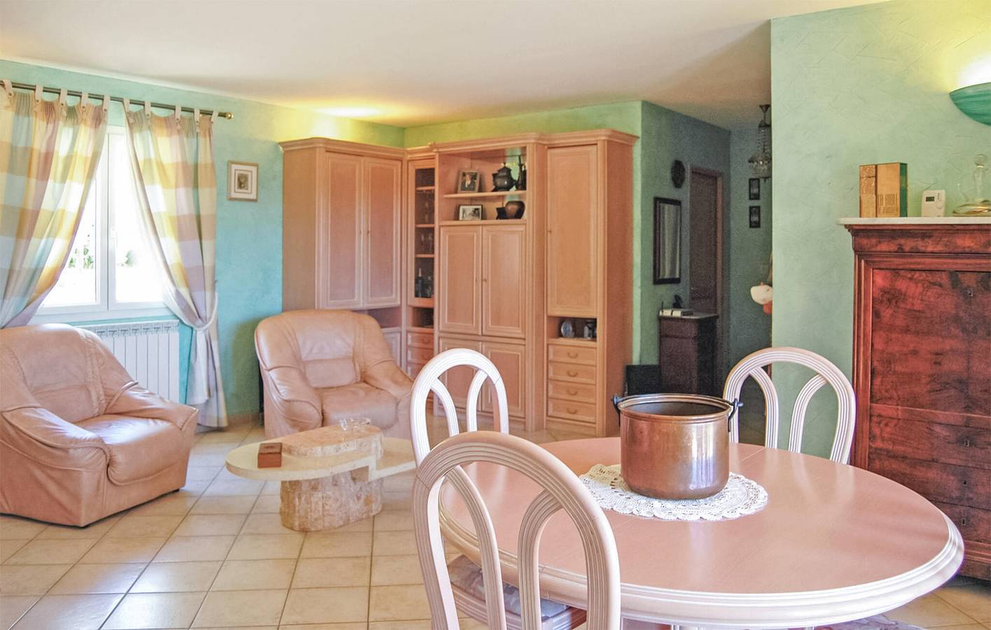 Varages Oasis : Appartement central avec parking, piscine et Internet in Varages, Région de Brignoles