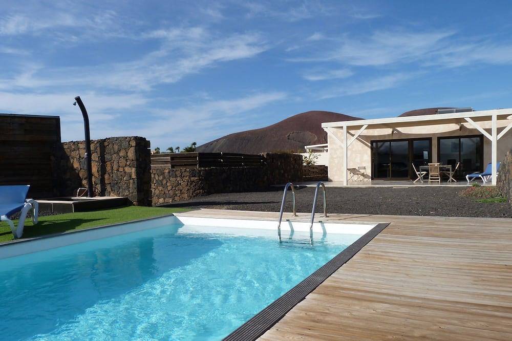 House in Lajares, views of volcanoes, heated pool in Lajares, La Oliva