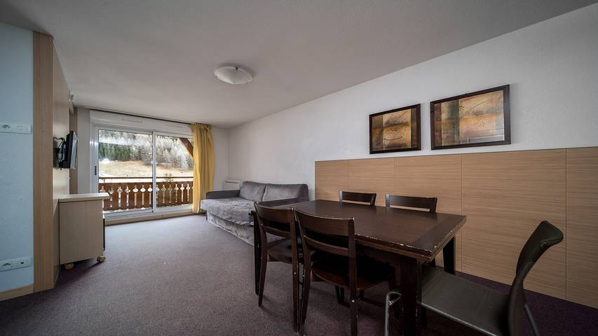 Location de vacances pour 6 personnes, avec sauna ainsi que balcon et piscine à Allos