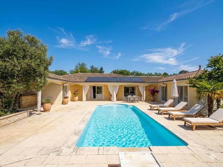 Location de vacances pour 9 personnes, avec piscine ainsi que jardin et sauna, animaux acceptés à Saint-Justin