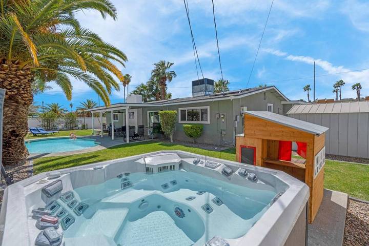 Ferienhaus für 16 Personen, mit Garten und Whirlpool sowie Pool - 1