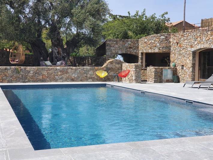 Hôtel pour 3 personnes, avec vue ainsi que piscine et jardin