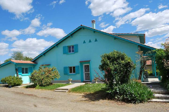 Gîte pour 4 personnes, avec Jacuzzi ainsi que Jardin et Piscine à Saint-Loubouer