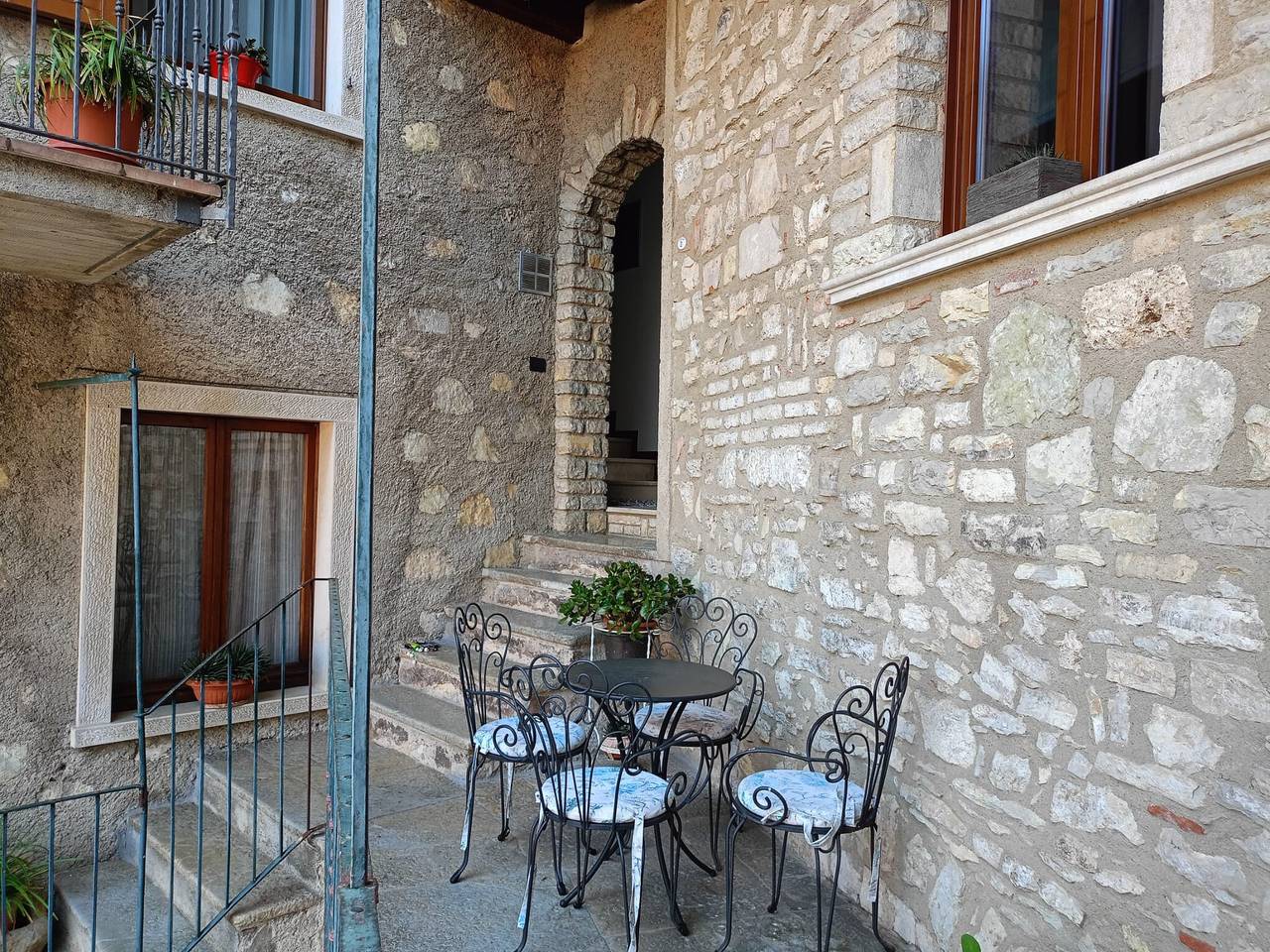 Ganze Wohnung, Ferienwohnung 'Appartamento Noemi' mit Balkon im historischen Zentrum in Tignale, Gardasee-Berge