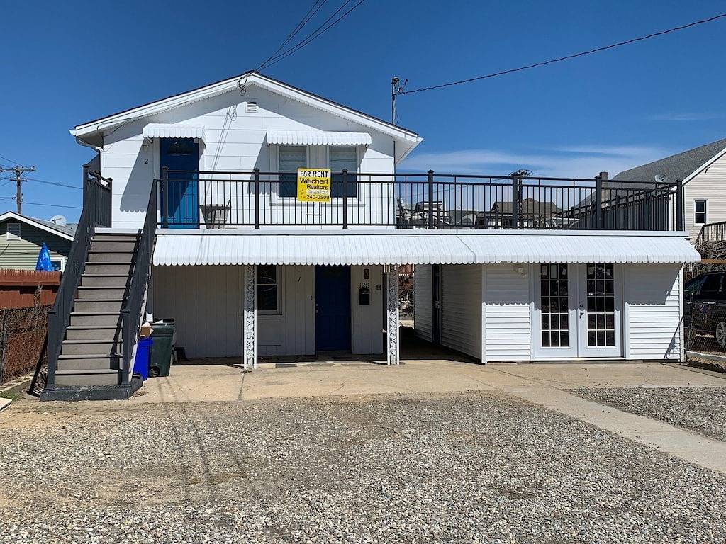 Ganze Wohnung, Sauber / gemütlich, 1. 5 Blk zum Strand, zentrale Luft / große Terrasse, Parkplatz + 4 Abzeichen + Grill in Toms River, Ocean County