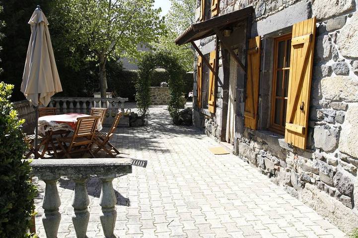 Gîte pour 5 personnes, avec piscine et jardin ainsi que sauna et terrasse dans Parc naturel régional des Volcans d'Auvergne