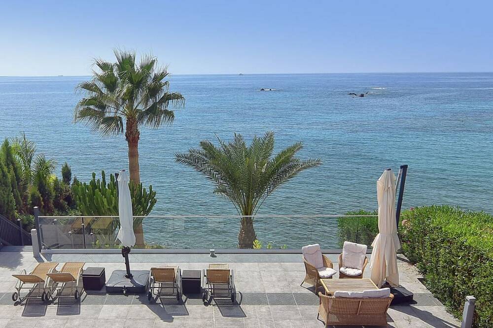 Sea Front1st Line Modern Villa in the Heart of Coral Bay Paphos Free Heated Pool in Paphos, Südzypern