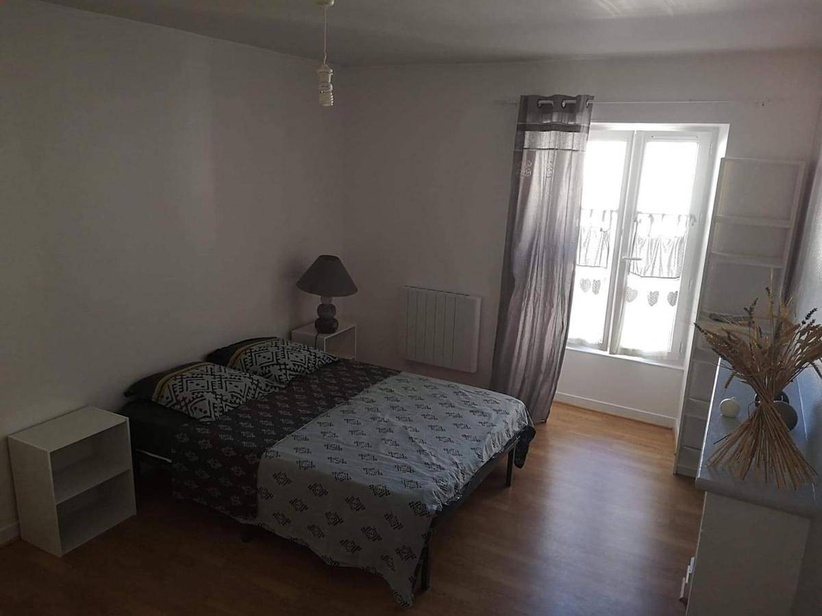 Four-Bedroom House in Dampierre-sur-Boutonne, Région de Saint-Jean-d'Angély
