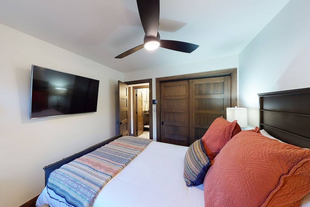 Ganze Wohnung, Modern Mountain Condo w/ Balcony - Walk to the Riverfront Express Gondola in Avon, Beaver Creek