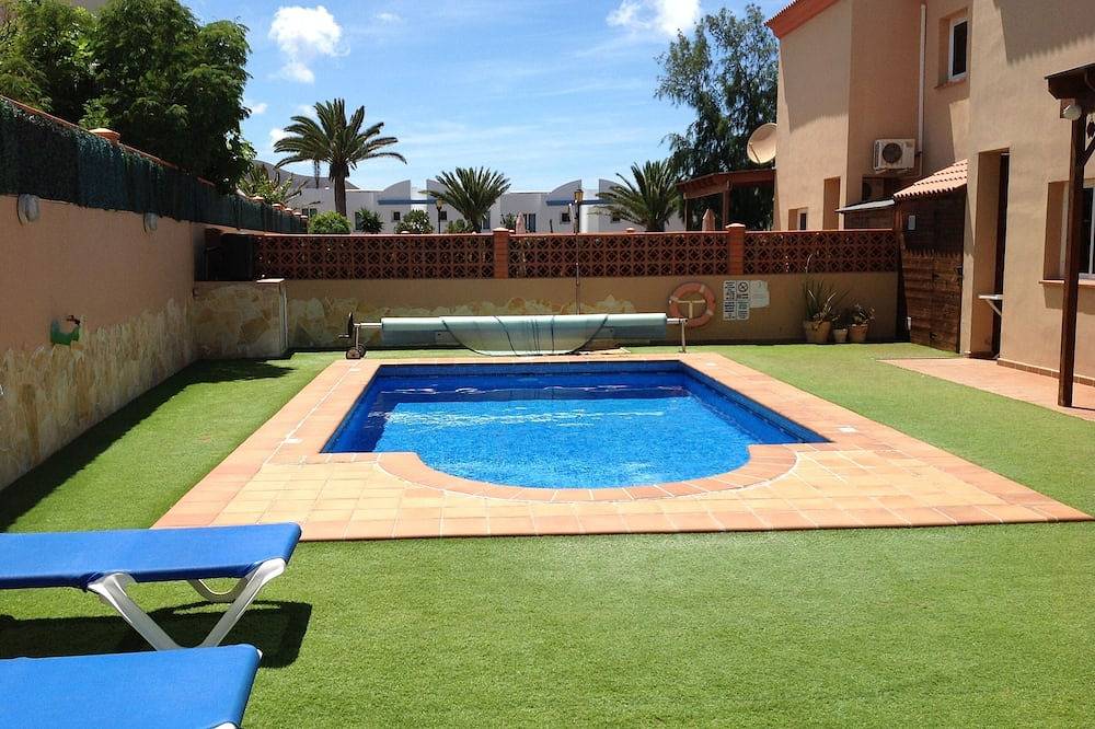 Prachtige 3 slaapkamer, luxe villa, privé zwembad, Wifi, Tv, lopen naar stranden en bars in Corralejo, La Oliva