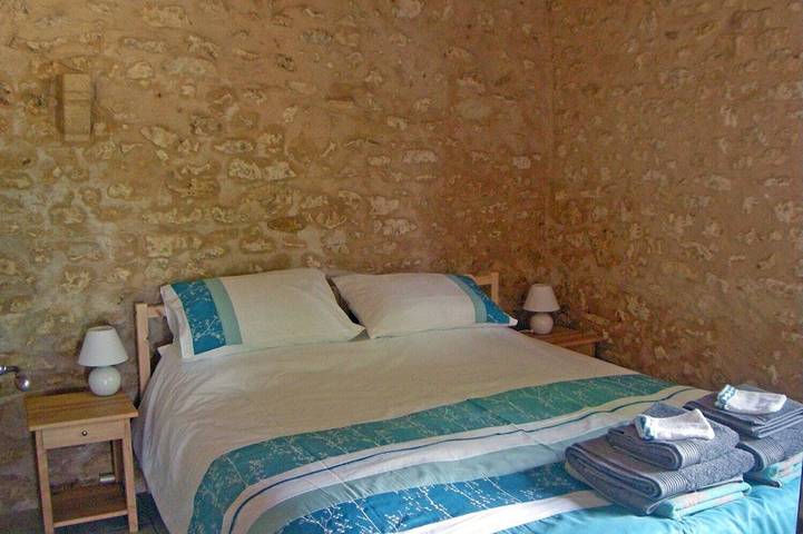 Location de vacances pour 5 personnes, avec terrasse ainsi que jardin et jacuzzi à Saint-Laurent-des-Bâtons - 2