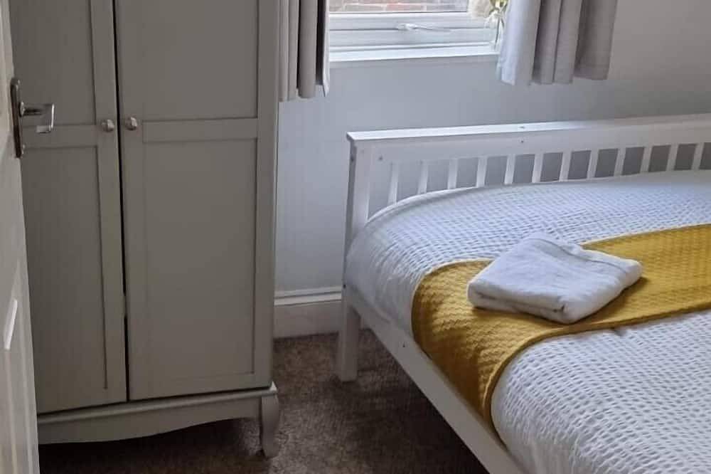 Entire apartment, Charming 2 br apartment next to worthing station, close to town and seafront in Worthing, West Sussex