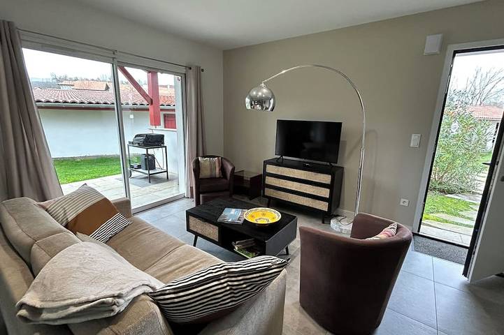 New-walk to town-climatisé-terrasse-pets-parking-calm in Espelette, Bayonne und Umgebung