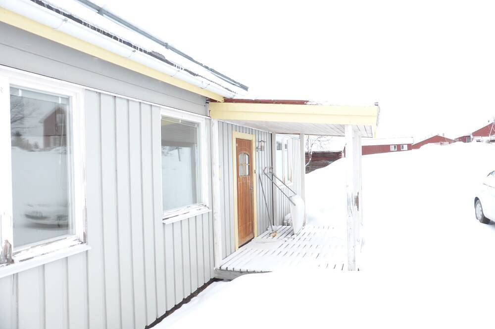 Haus mit herrlichem Landschaftsblick über dem Polarkreis im Herzen von Laponia in Lappland (Schweden)