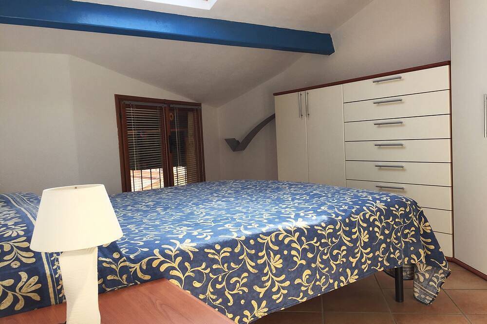 Apartamento entero, La Casa Azul: precioso apartamento a pocos metros de la playa de S. Lorenzo (Im) in San Lorenzo al Mare, Riviera di Ponente