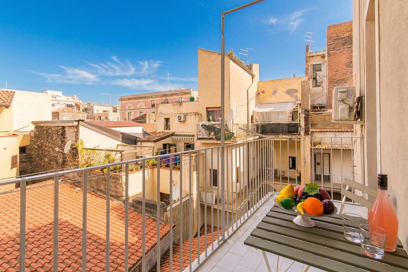 Hel lägenhet, Lägenhet för 7 Personer med balkong in Catania, Catania provins