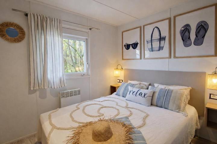 Camping pour 7 personnes, avec vue ainsi que piscine et jardin, animaux acceptés