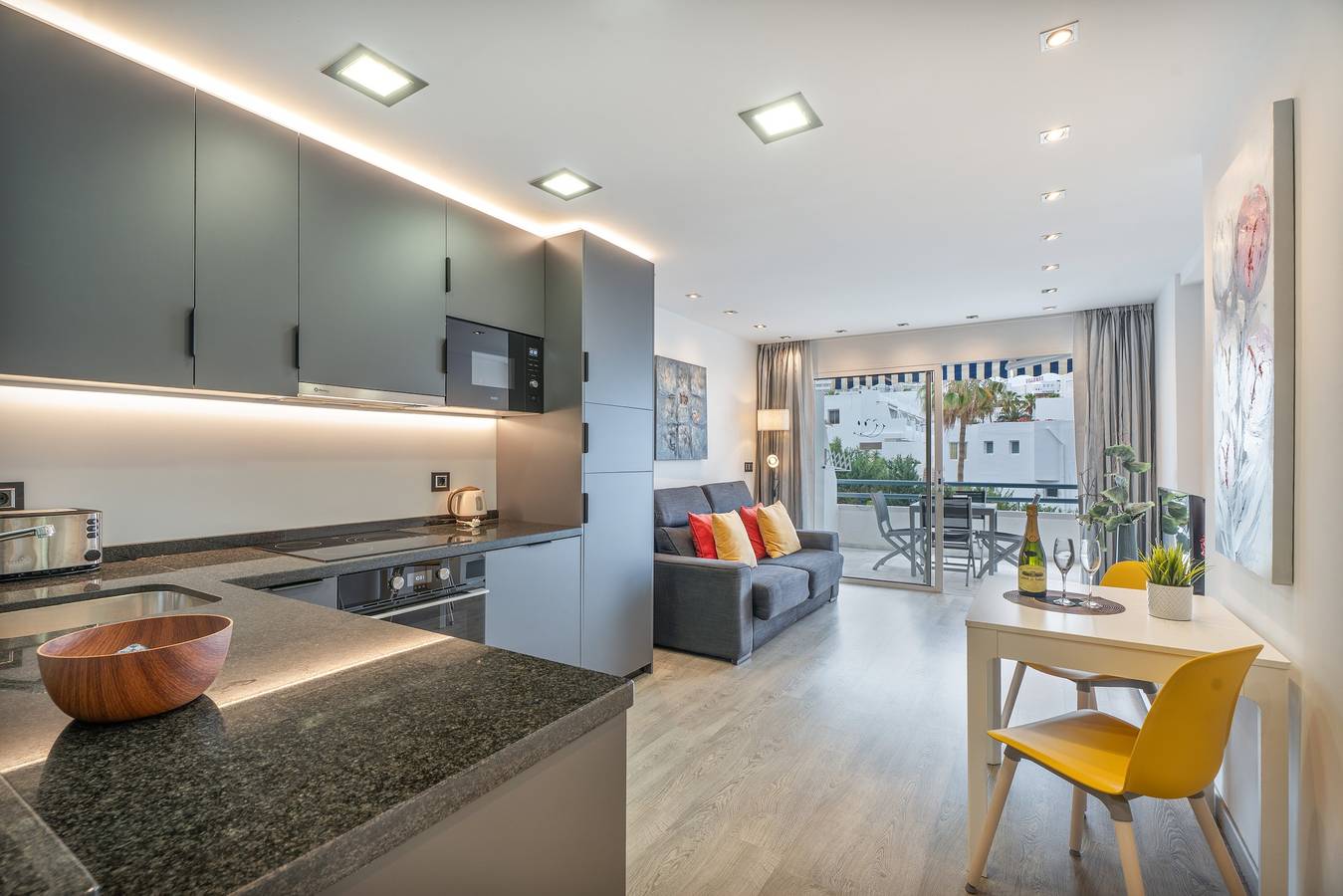 Entire apartment, Vacation Apartment 'Club Atlantis 159' with Shared Pool, Wi-Fi and Air Conditioning in Playa Puerto Colón, Adeje