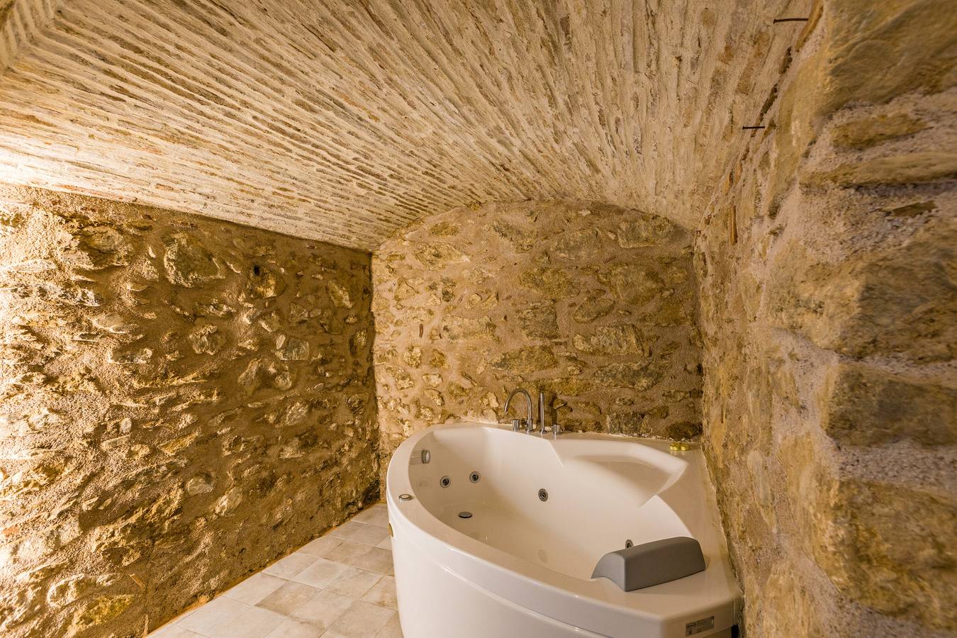 Kamer 'Arcaloro Resort Infinito' met Uitzicht op de Bergen en Bubbelbad in Sant'Angelo di Brolo, Provincie Messina