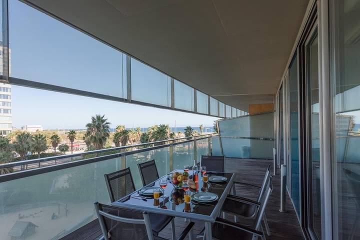 Casa para 6 personas, con terraza además de piscina y jardín, Se admiten mascotas en Barcelona