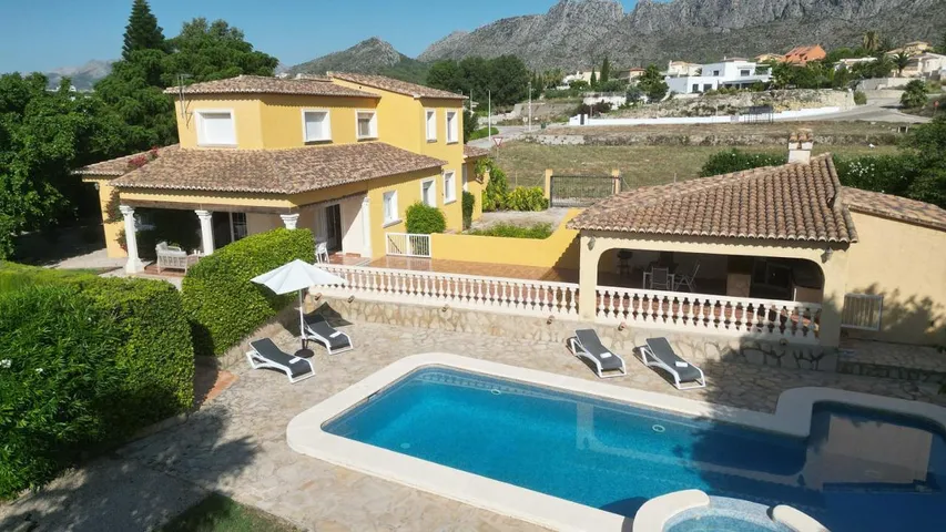 Casa de vacaciones para 9 personas, con jardín además de vistas y piscina - 1