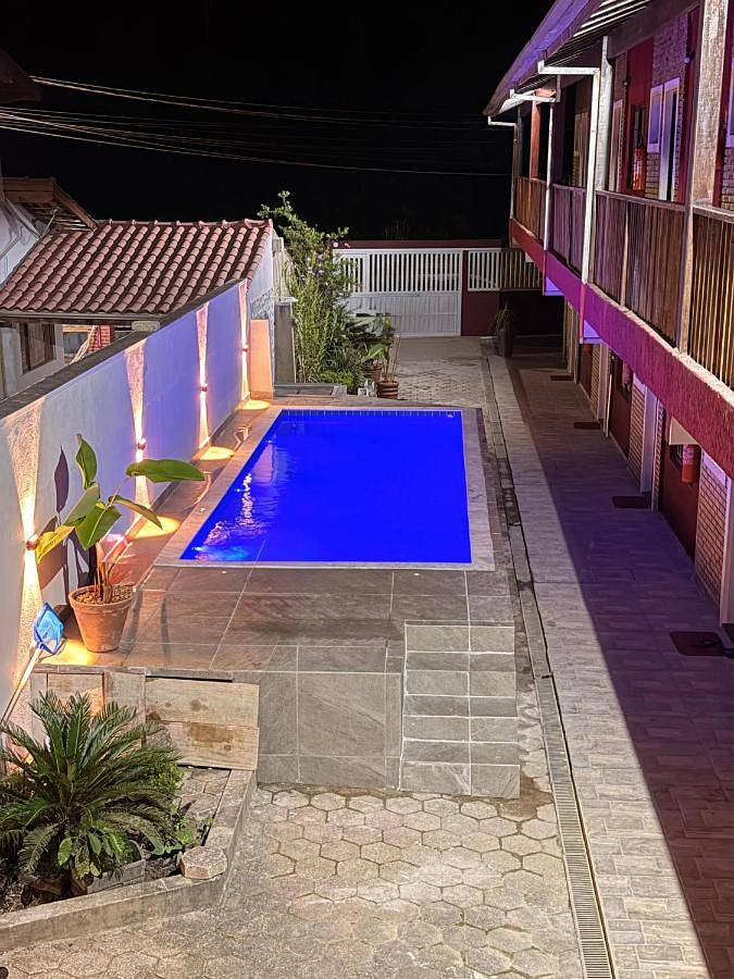 Casas e apartamentos de temporada para 5 pessoas, com jardim e piscina em Massaguaçu