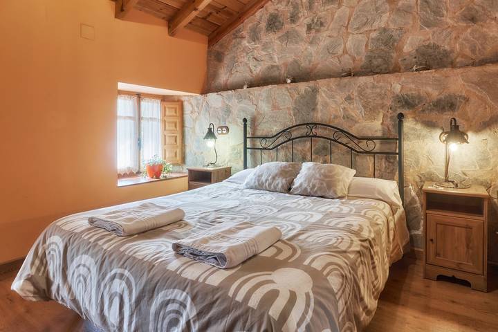 Casa rural para 4 personas, con jardín y jacuzzi en Montaña de Luna