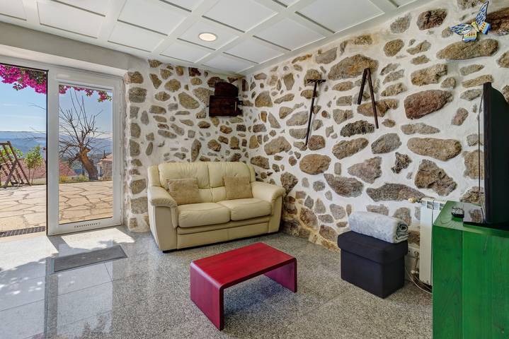 Entire studio, Studio Apartment with Mountain View, Shared Pool and Wi-Fi in Sabadim, Viana do Castelo District