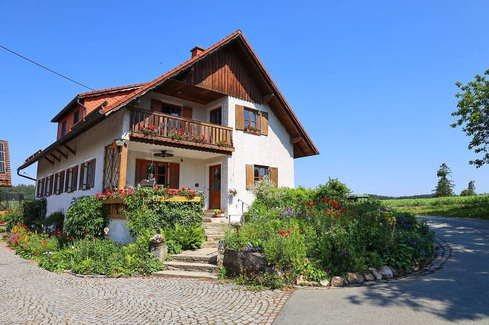 Ganze Wohnung, Studio-Eigenes Badezimmer-Blick auf die Landschaft in Münchberg, Landkreis Hof