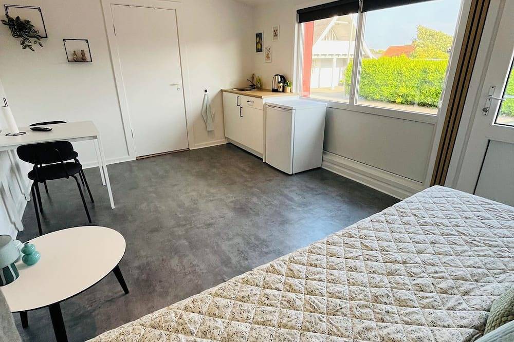 Ganze Wohnung, Cozy studio 500 m from the ferry and city center - perfect for 2 people in Hirtshals, Hirtshals region