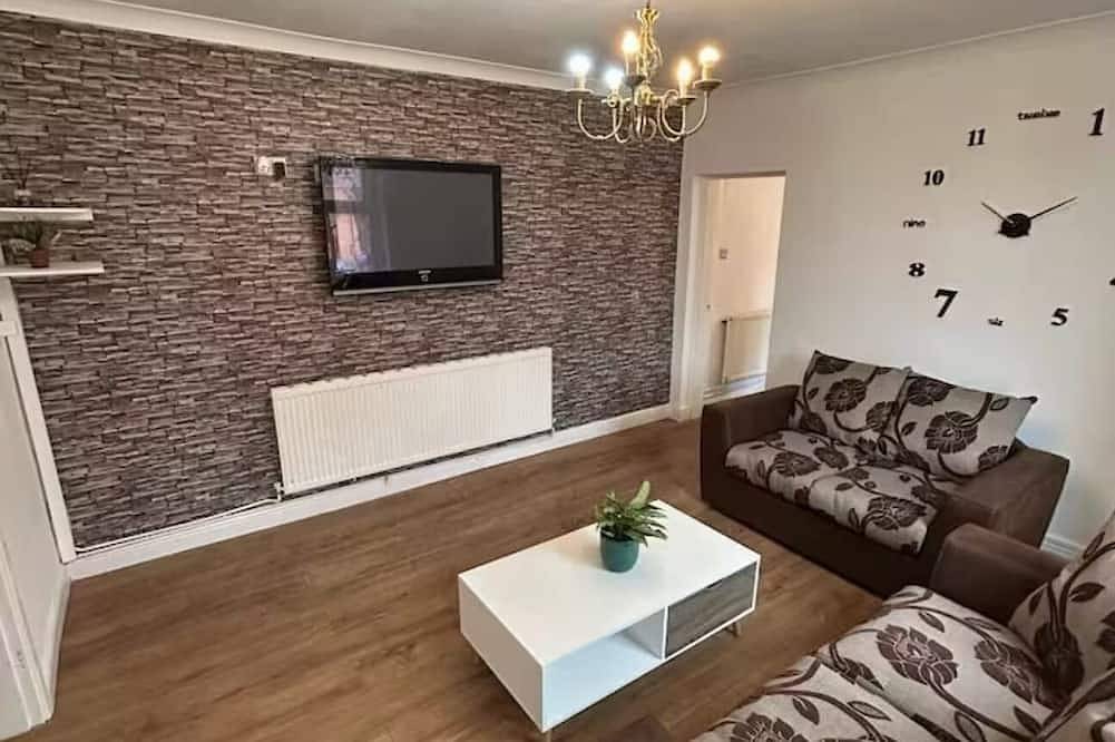 Modern 5Br house near Wolves stadium| perfect for contractors and Families. in Wolverhampton, Birmingham und Umgebung