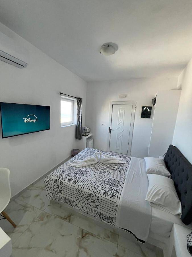 Stella Nomikou Apartments in Firostefani, Thera