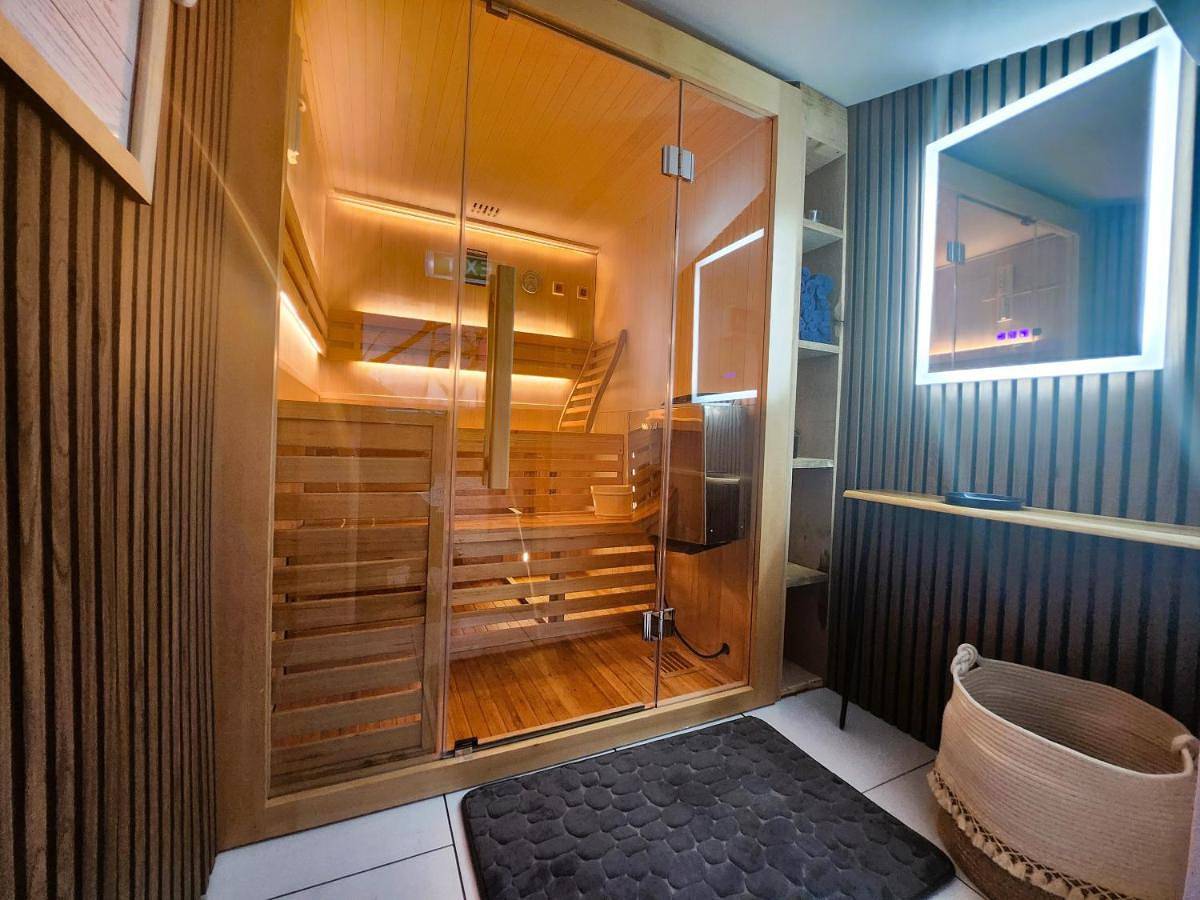 One-Bedroom House in Trélévern, Rosa Granitküste